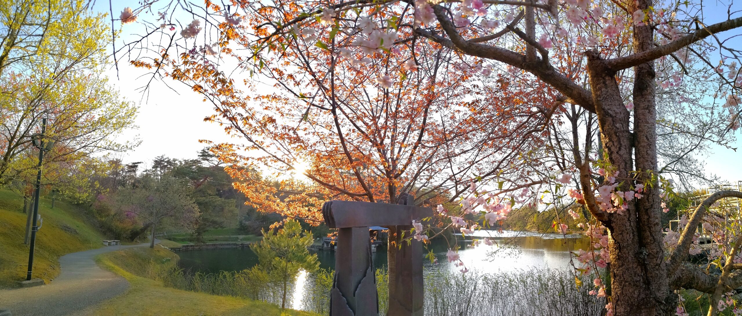 水景園のパブリックアート　～風ノ門 -宙- ～